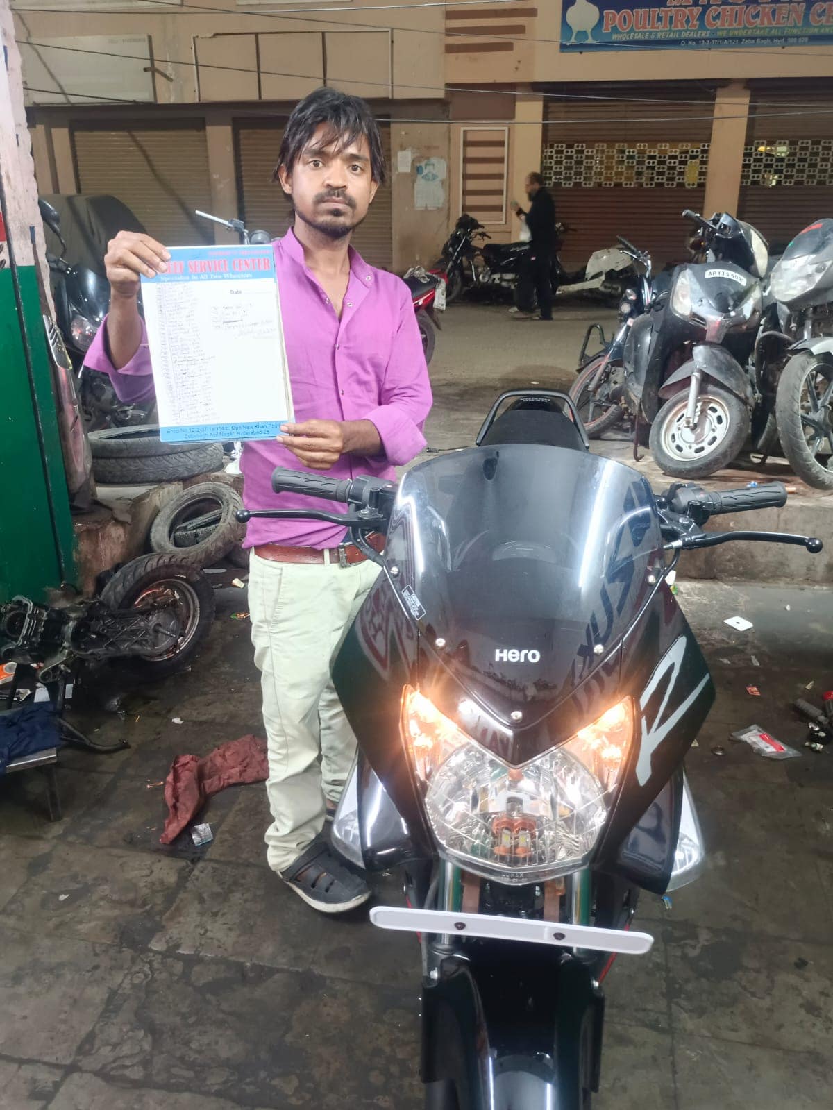 A customer collecting their bike with the itemised bill at Smart Mechanik