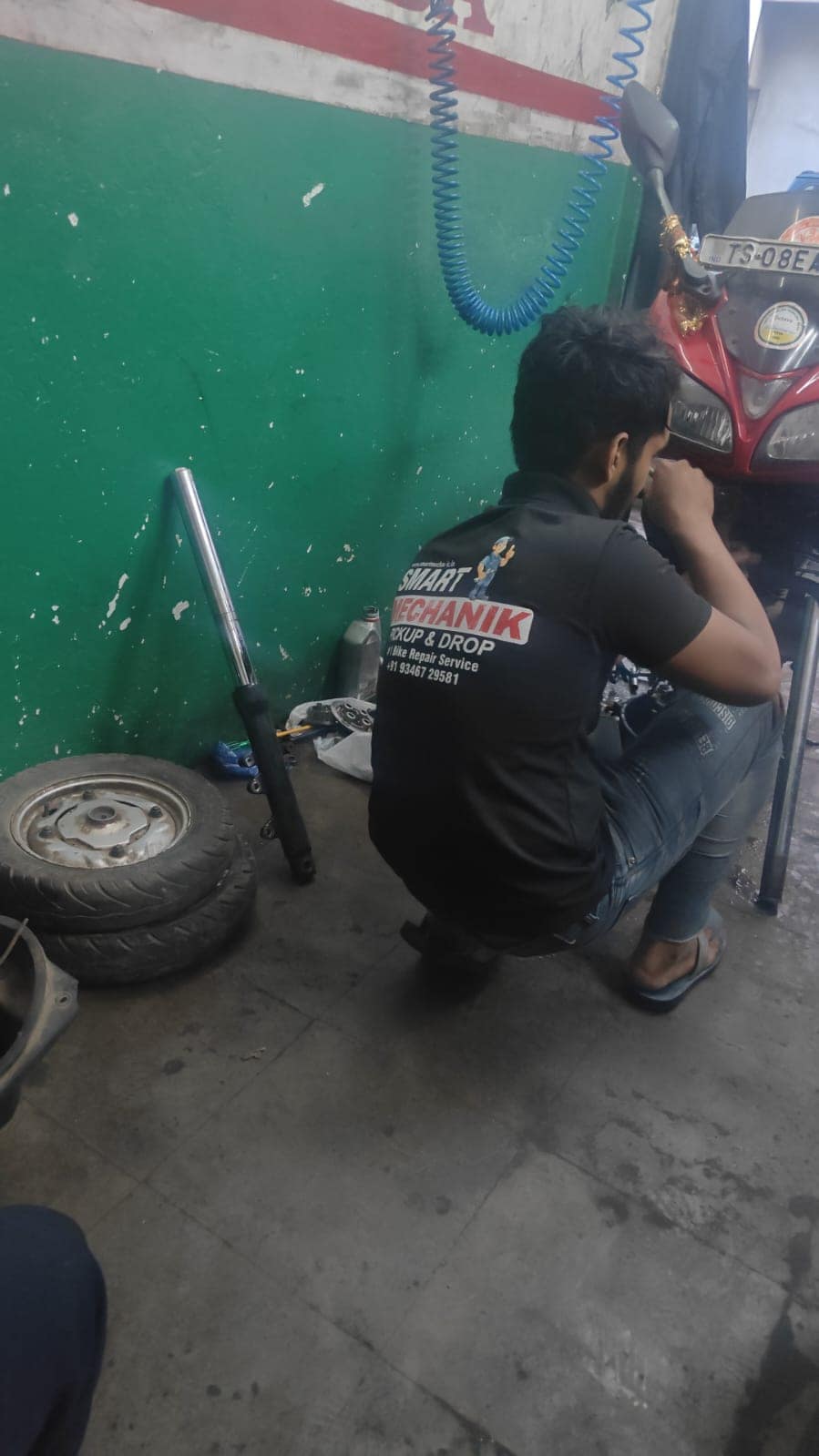 Smart Mechanik mechanic at work in the Asif Nagar workshop